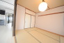和室があるとやはりどこか心落ち着いてしまいます。客間としてもちょうど良い6帖。
