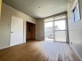 今からここを誰のお部屋にしようか、そんな洋室。大きさは4.5帖です。
