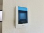 録画機能もあり、どのような人が何時に来訪されたのかが分かります。防犯上はもちろん、お届け物などの把握にも便利です。ライトが付いているので、夜間でも安心です。

