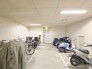敷地内にバイク置き場あり。
建物内にある為、雨風を心配する必要はございません。