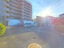マンションの敷地内に平面駐車場あり！