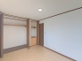 【２階／洋室】
２階北側の洋室です。
東側の壁一面が収納スペースになっており、物が片付くお部屋になっております。