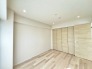 大きな開口部から明るい光が差し込む、日中の室内の明るさがこの部屋の魅力です。
