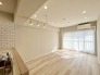 家族や友人、両親、親戚とこれから沢山の時間を紡ぐのだろう。そこを彩るのは窓から見える青い空、心地よい緑。そんなイメージが膨らむリビングスペース。
