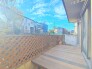 建物南側には庭スペースあり。
備え付けられたウッドデッキで日光浴もできます。