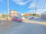 道路を挟んで向かい側は月極駐車場です。 10m