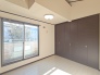 【２Ｆ洋室／約５．２５帖】
全室南向きにつき、室内は明るいです。