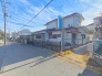 周辺住民以外の交通が無く、安全で閑静な住環境が保たれやすい立地です。