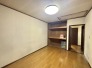 今からここを誰のお部屋にしようか、そんな洋室。大きさは６帖です。
