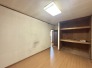 どんな家具にでも相性が良い清潔感ある白色調のクロスを採用。主張しすぎない配色、耐久性にも優れた床材は日々のメンテナンスも楽に、快適に過ごして頂けるよう考えられています。
