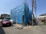 東南角地に面した明るく解放感のある戸建です。
