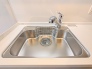 キッチンシンクには、いつでも綺麗なお水が利用できる「浄水機能付き水栓」を装備！