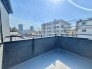 南側のお部屋から出入りできる、奥行きのあるワイドバルコニー。心地よい陽射しと暖かな風を楽しむことが出来ます。
