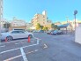 マンションの敷地内に平面駐車場あり！