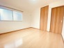 どんな家具にでも相性が良い清潔感ある白色調のクロスを採用。主張しすぎない配色、耐久性にも優れた床材は日々のメンテナンスも楽に、快適に過ごして頂けるよう考えられています。

