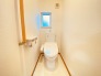 ウォシュレット機能付きのトイレ。換気のしやすい窓付きで、収納もあり実用性も兼ね備えた造り。
