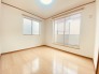 大きな開口部から明るい光が差し込む、日中の室内の明るさがこの部屋の魅力です。
