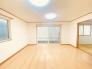 家族や友人、両親、親戚とこれから沢山の時間を紡ぐのだろう。そこを彩るのは窓から見える青い空、心地よい緑。そんなイメージが膨らむリビングスペース。
