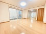 家族団欒のリビング。陽光差し込む食卓には家族の会話とスマイルが溢れます。いつまでもここで食卓を囲みたくなる、そう感じさせてくれるスペース。
