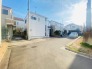 戸建てが立ち並ぶ静かな住宅街。四季折々の移り変わりを感じながら自然と楽しみ、暮らす、そんな毎日を日々の中で感じられる住環境
 10m