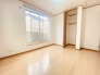 衣類の整理整頓に嬉しいクローゼット付きのお部屋。お子様のお部屋としても便利です。
