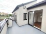 広めのバルコニーは風通しも良くお洗濯物もしっかりと干すことができます！
