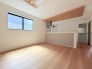 家族の集うリビングには色々な方向から光が差し込む設計に。家族のコミュニケーションが弾むスポットだから明るい雰囲気であってほしい。
