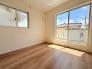 大きな開口部から明るい光が差し込む、日中の室内の明るさがこの部屋の魅力です。
