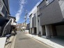 戸建てが立ち並ぶ静かな住宅街。四季折々の移り変わりを感じながら自然と楽しみ、暮らす、そんな毎日を日々の中で感じられる住環境
