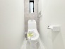 ウォシュレット機能付きのトイレ。換気のしやすい窓付きで、収納もあり実用性も兼ね備えた造り。
