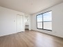 大きな開口部から明るい光が差し込む、日中の室内の明るさがこの部屋の魅力です。
