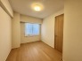 今からここを誰のお部屋にしようか、そんな洋室。大きさは5.7帖です。
