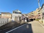 戸建てが立ち並ぶ静かな住宅街。四季折々の移り変わりを感じながら自然と楽しみ、暮らす、そんな毎日を日々の中で感じられる住環境
