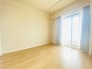 大きな開口部から明るい光が差し込む、日中の室内の明るさがこの部屋の魅力です。
