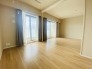 大きな開口部から明るい光が差し込む、日中の室内の明るさがこの部屋の魅力です。
