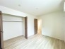 今からここを誰のお部屋にしようか、そんな洋室。大きさは6帖です。
