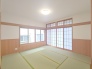 【和室／約８帖】
リビング横の和室は広々８帖！
畳は表替え済みで、綺麗に仕上がっております。