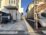 前面道路は広く、駐車がしやすいです。駐車スペース1台分ございます。