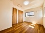 ゆとりの5.7帖ある寝室、陽光が入りやすく朝の目覚めも気持ち良く起こしてくれます。
