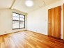 今からここを誰のお部屋にしようか、そんな洋室。大きさは6帖です。
