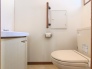 手すりが配された２Ｆトイレ。
トイレは１階と２階にそれぞれ設置されております。