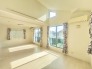 大きな開口部から明るい光が差し込む、日中の室内の明るさがこの部屋の魅力です。
