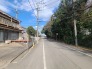 ８m幅員の道路に面しておりお車の運転が苦手な方でも安心して出入りいただけます。
 10m