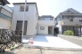戸建てが立ち並ぶ静かな住宅街。四季折々の移り変わりを感じながら自然と楽しみ、暮らす、そんな毎日を日々の中で感じられる住環境
。
