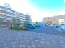 マンションの敷地内に平面駐車場あり！