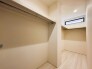 浴室・洗面室からつながる大容量クローゼット付き！家族の成長と共に増える荷物もスッキリ収納。
