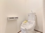 ダブルホルダーが配された２Ｆトイレ。
トイレは１階と２階にそれぞれ設置されております。