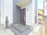ダブルロックのキレイな玄関ドア。
庇が玄関入口を雨から守ります。