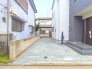 車種にもよりますが、お車は縦列で２台の駐車が可能です！