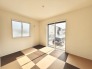 大きな開口部から明るい光が差し込む、日中の室内の明るさがこの部屋の魅力です。
